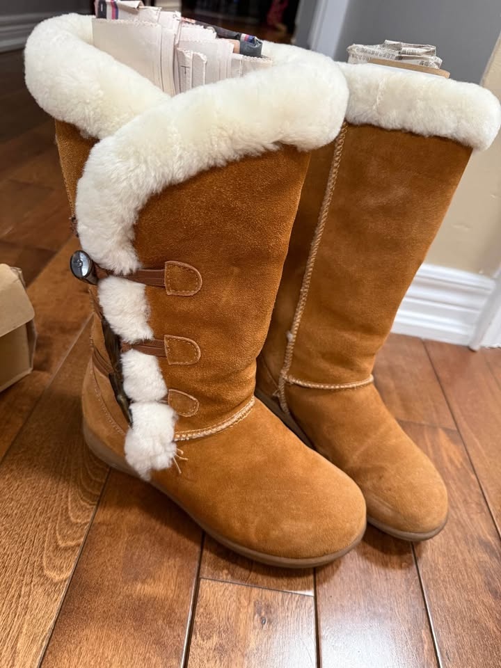 Brown fur lined boots with toggle buttons - photo 2