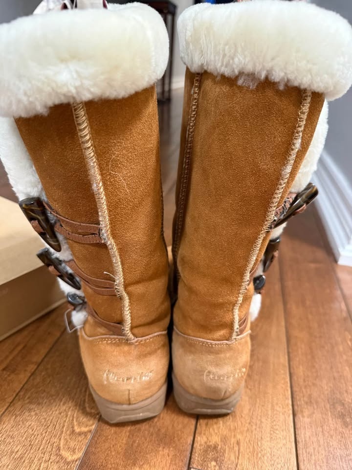 Brown fur lined boots with toggle buttons - photo 3