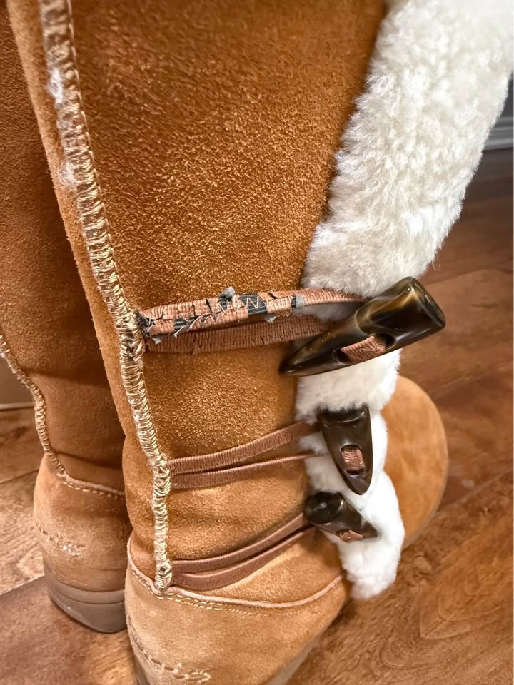 Brown fur lined boots with toggle buttons - photo 4