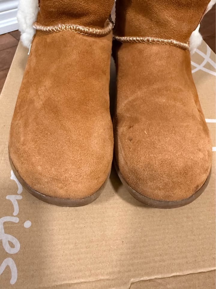 Brown fur lined boots with toggle buttons - photo 5