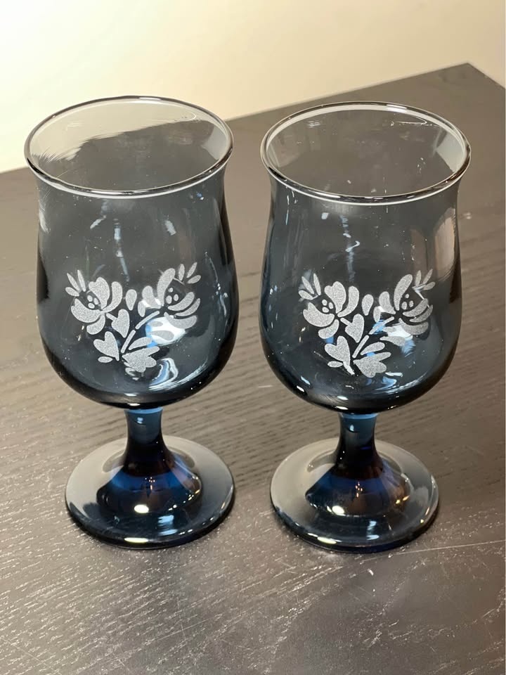 Vintage Pfaltzgraff Yorktowne 8oz Blue Glass Goblets Set of 4 - photo 2