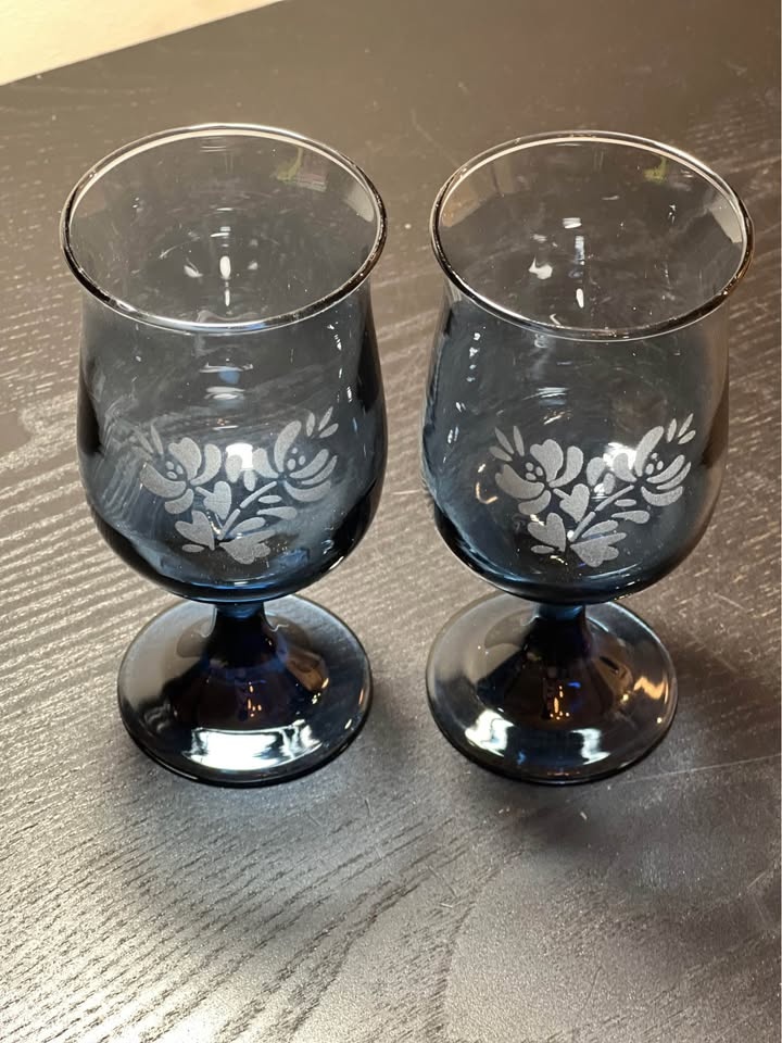 Vintage Pfaltzgraff Yorktowne 8oz Blue Glass Goblets Set of 4 - photo 3