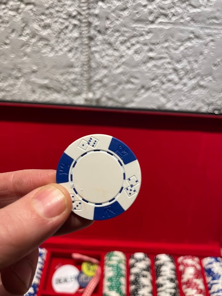 VINTAGE Premium CASINO STYLE Clay Poker Chip Set! - photo 2