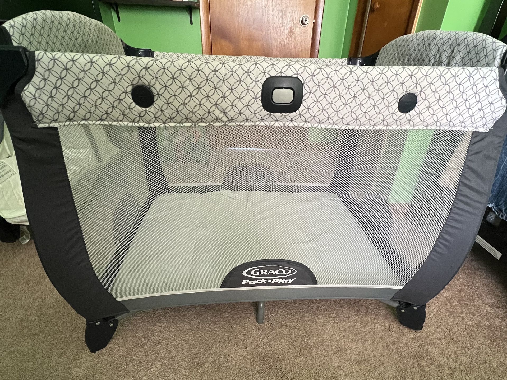 Graco Pack'n Play with Portable Bouncer and Changer