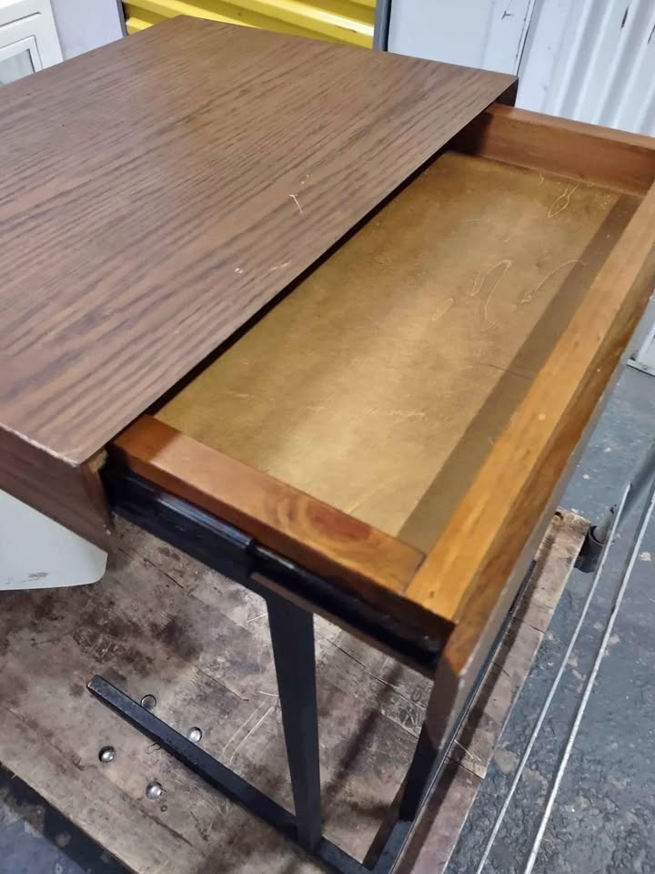 Pull Up Table Desk 26x22x16