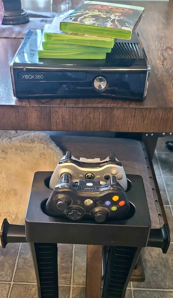 Xbox 360 Elite Bundle w/controllers, game stand and games! thumbnail