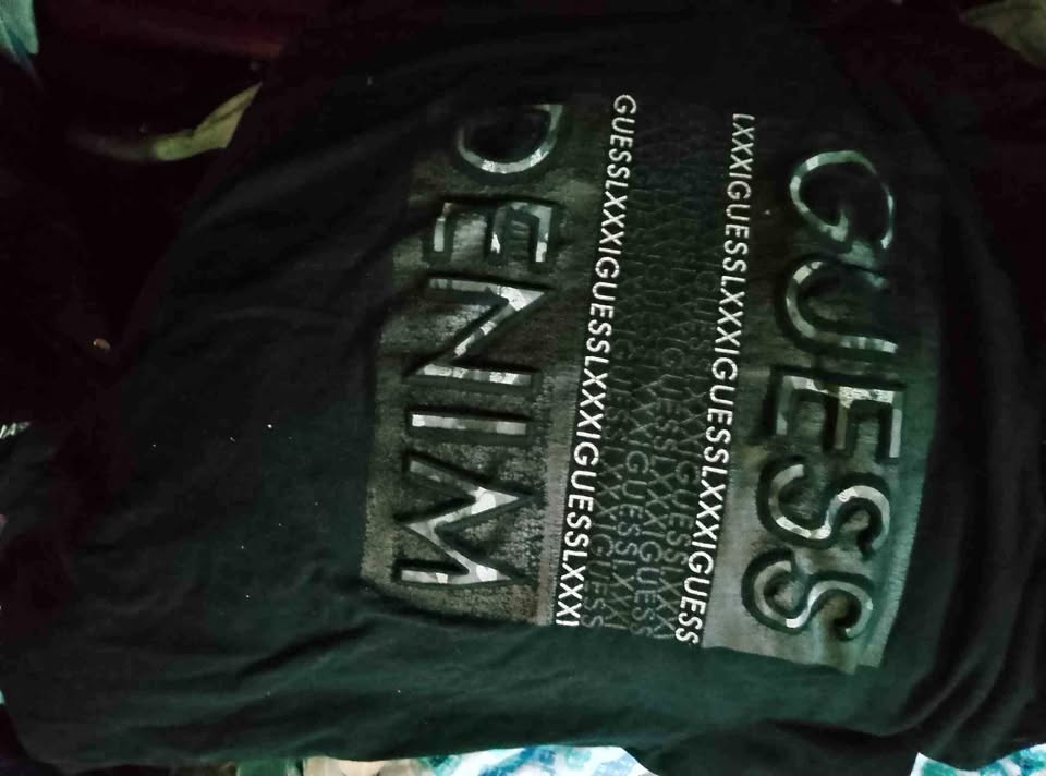 Black  Guess T shirt "🏆"