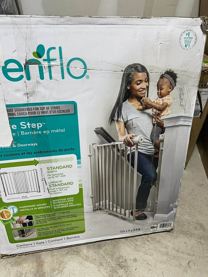 Evenflo Easy Walk Through Baby Gate - photo 2