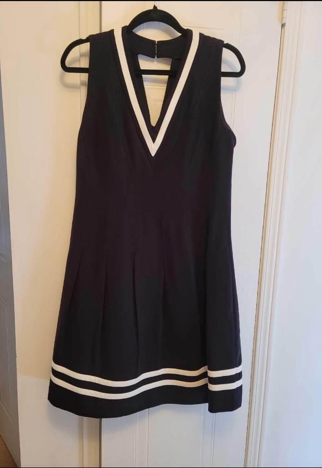H&M V-neck box pleated dress