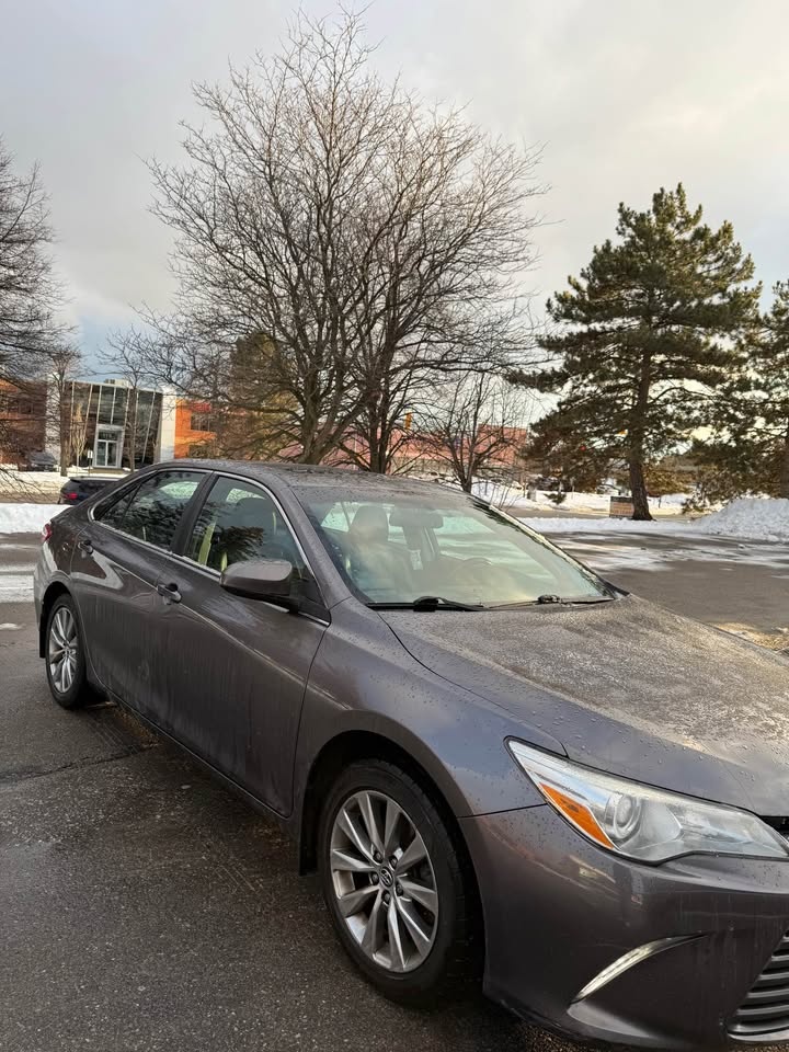 2016 Toyota Camry XLE - photo 2