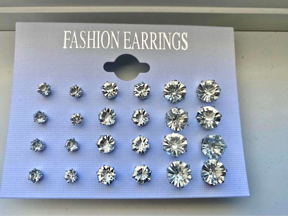 Diamond look studs 12 pairs!