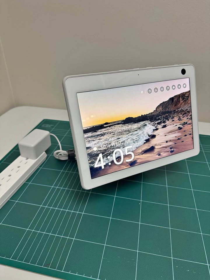 White Echo Show 10 (3rd Gen)