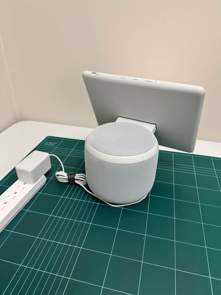 White Echo Show 10 (3rd Gen) - photo 2