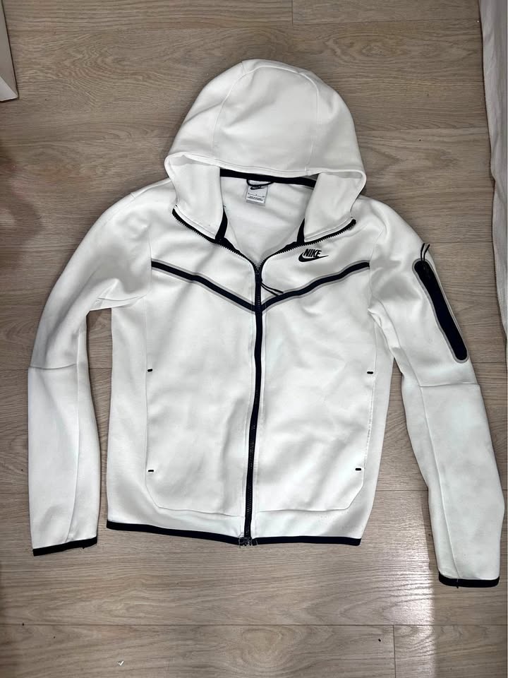 WHITE NIKE TECH