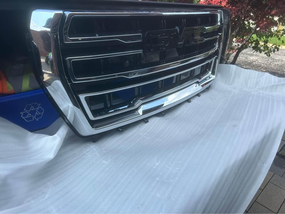 GMC Yukon Front Grill 2021-2024 - photo 2