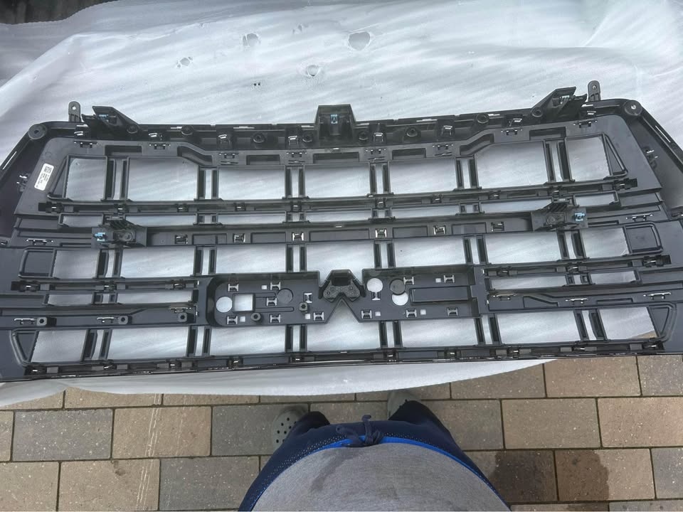 GMC Yukon Front Grill 2021-2024 - photo 4