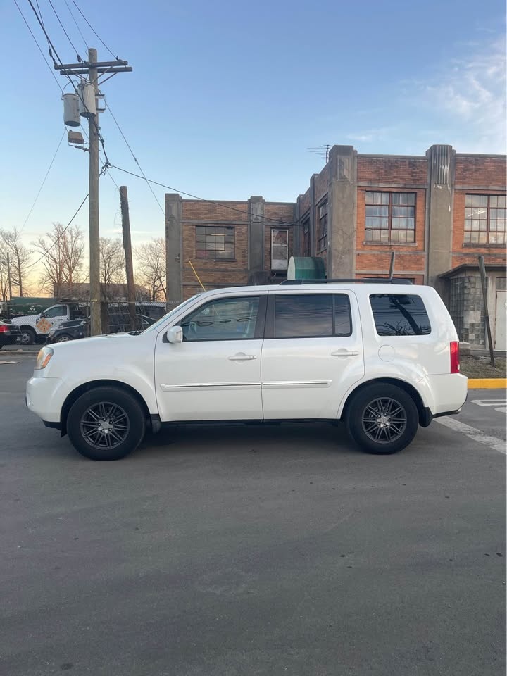 2011 Honda Pilot Touring Sport Utility 4D - photo 2