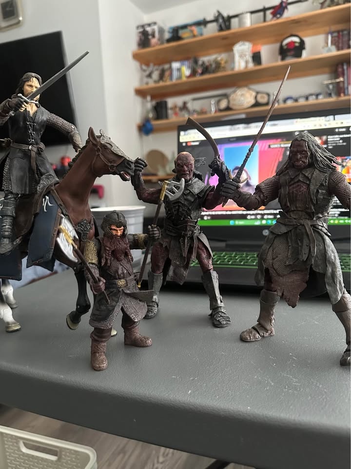 Lord of the Rings Action Figures - Aragorn, Gimli, Orcs - photo 2