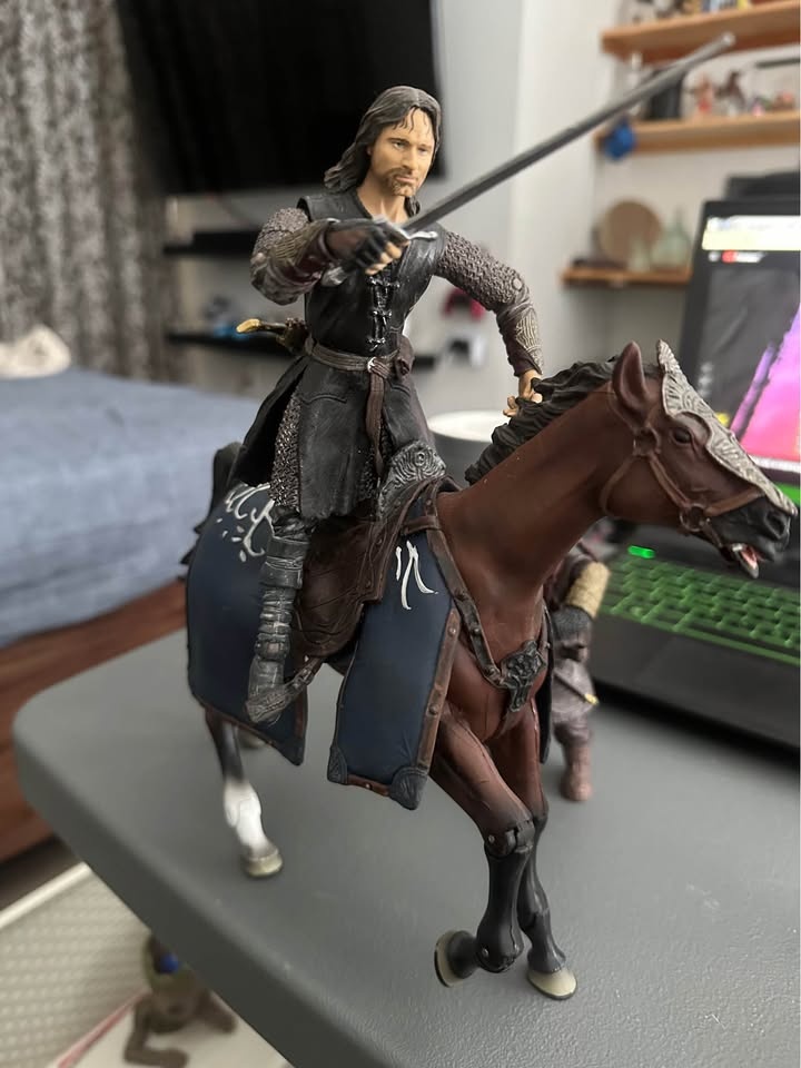 Lord of the Rings Action Figures - Aragorn, Gimli, Orcs - photo 3