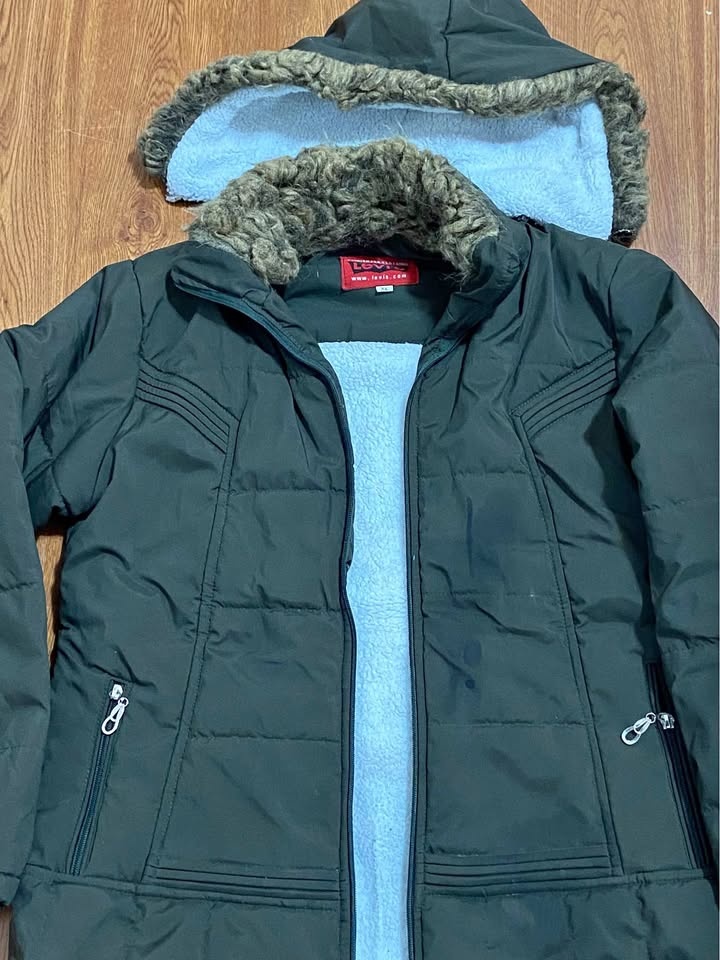 Stay warm in style ❄️🧥 Cozy hooded winter jacket
