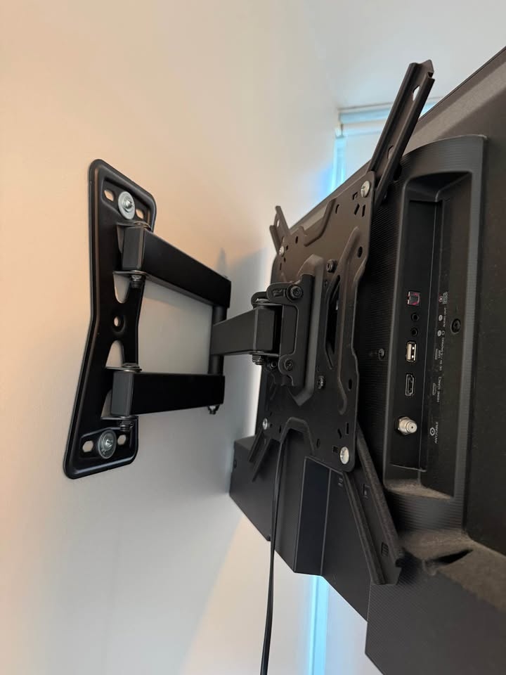 Sharp 30” Smart TV + Wall Mount – Good Condition - photo 3