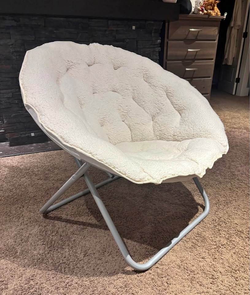 Fluffy foldable chair