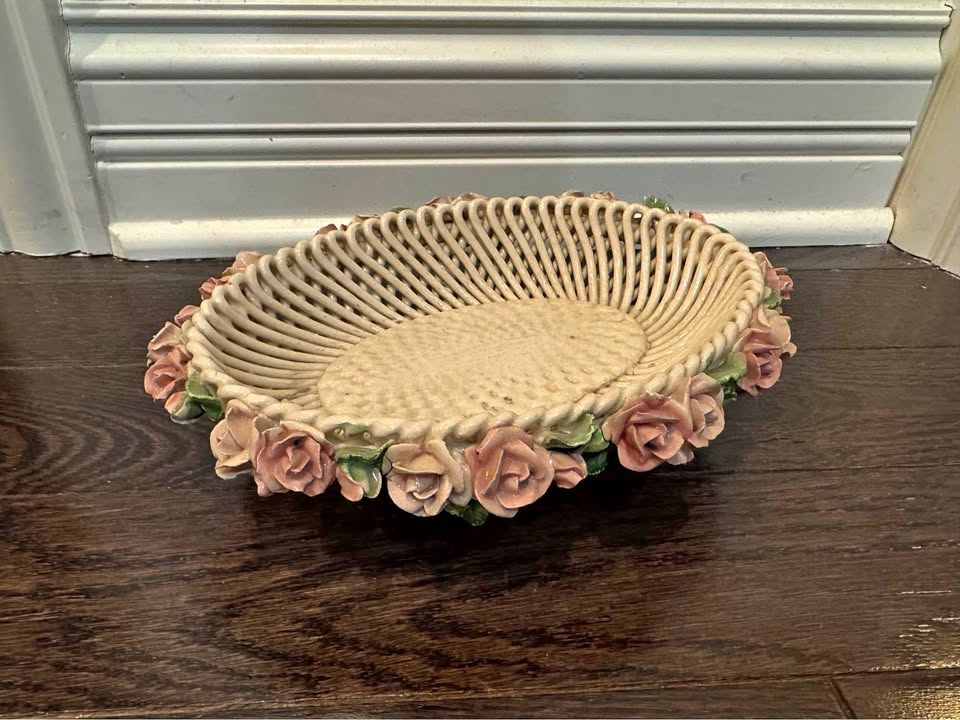 Ceramic bowl with ornamental roses