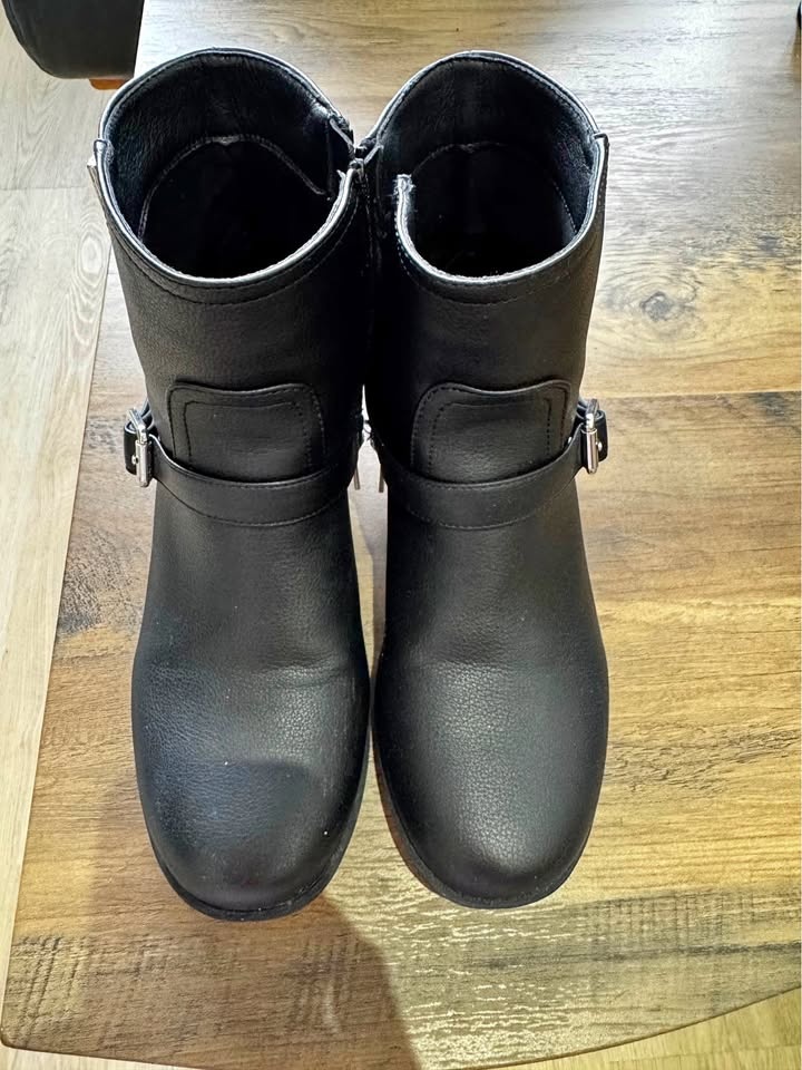 Michael Kors Girls Boots - Size 4