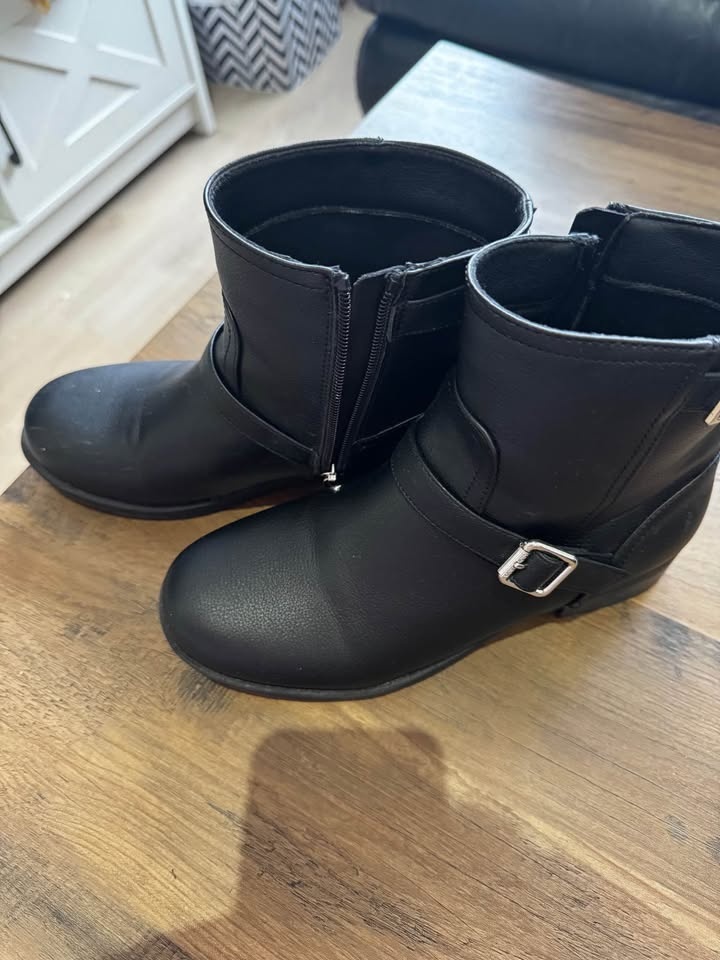 Michael Kors Girls Boots - Size 4 - photo 2