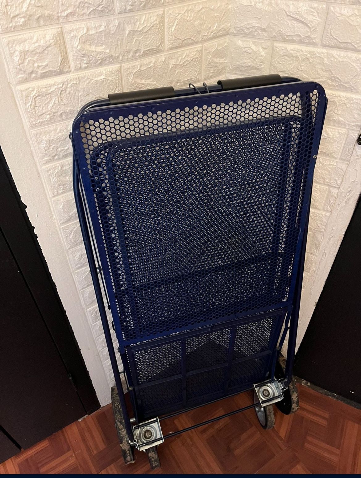 Heavy-Duty Mesh Steel Utility Wagon - photo 3