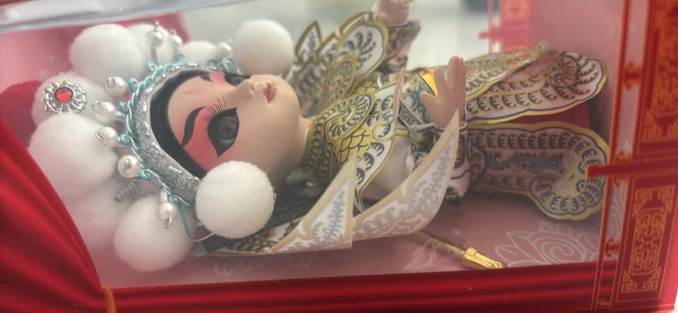 Collectable silk Beijing Opera doll - photo 2