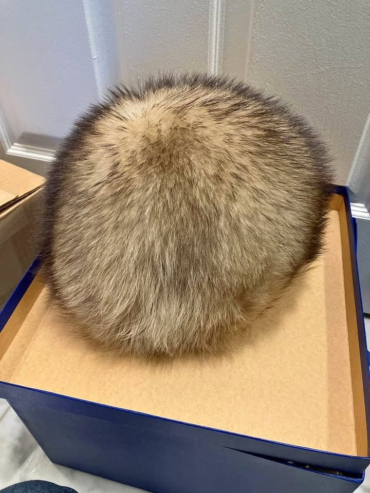 Holt Renfrew Fur Hat - Size 20 3/4