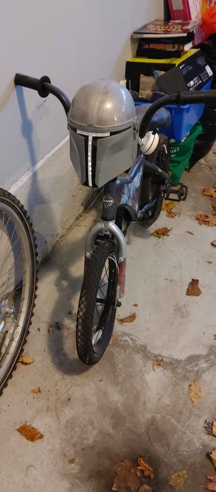 Mandalorian Toys R Us Exclusive Kids Bike - photo 2