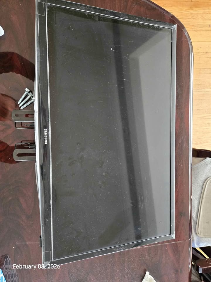 Samsung 27" TV with Mount