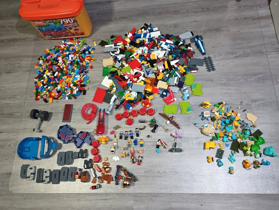 8 Lbs Mega Bloks & Other Building Blocks Lot