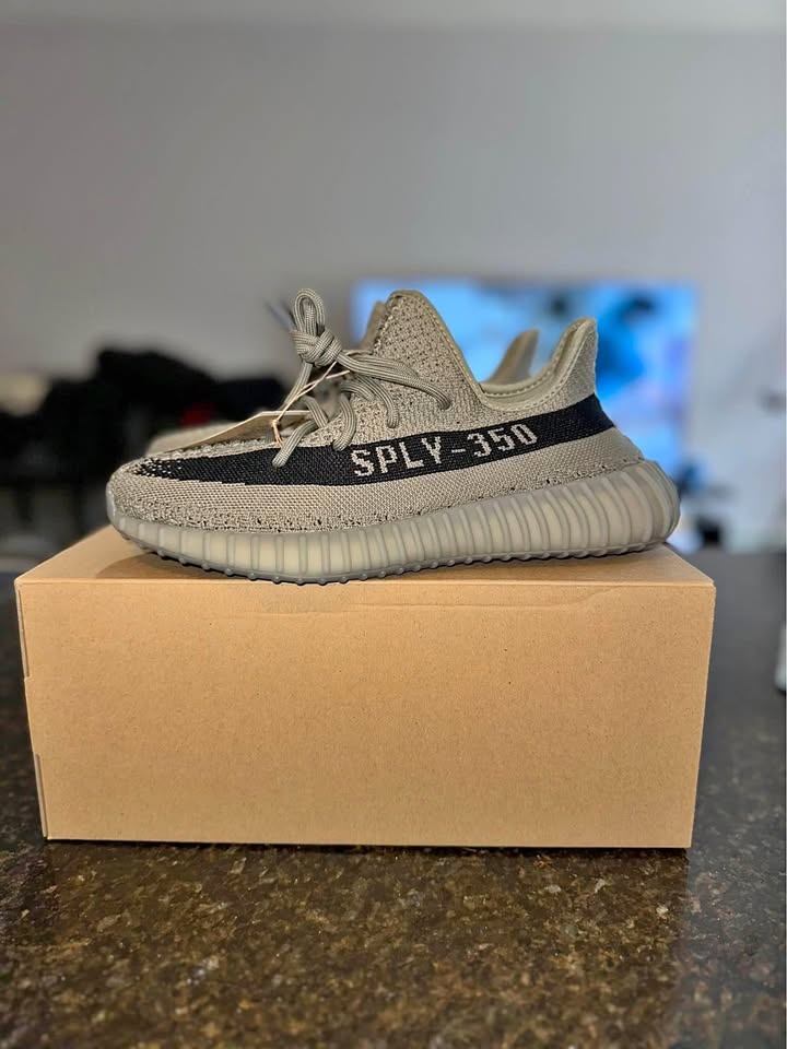 adidas Yeezy Boost 350 V2 Granite Size 8.5