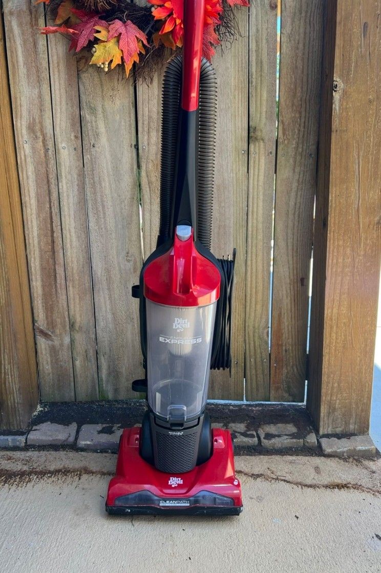 Dirt Devil Endura Express Bagless Vacuum - Lightweight