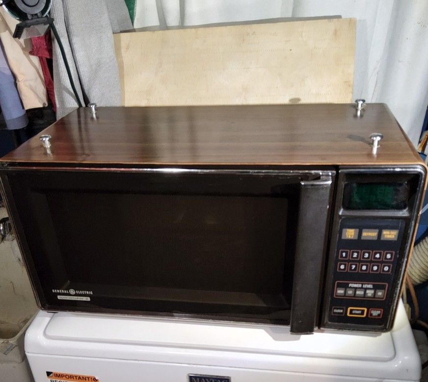 GE SPACEMAKER II Microwave - Wood Grain, Extra Large Capacity