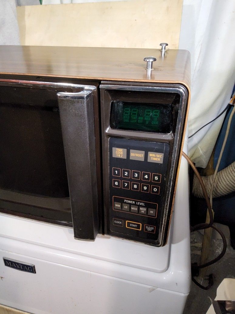 GE SPACEMAKER II Microwave - Wood Grain, Extra Large Capacity - photo 3