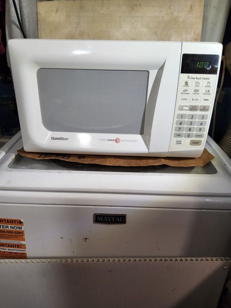 Goldstar Compact Microwave - Vintage Intellowave