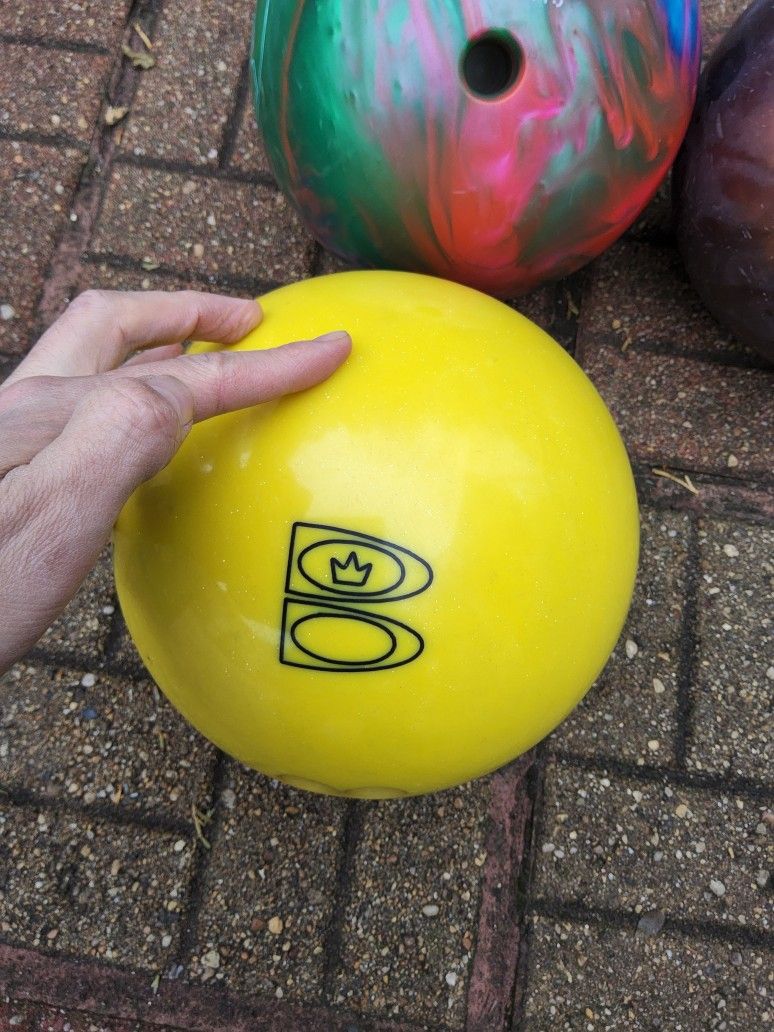3 Columbia Bowling Balls (11lb, 12lb, 13lb) - Teens - photo 4