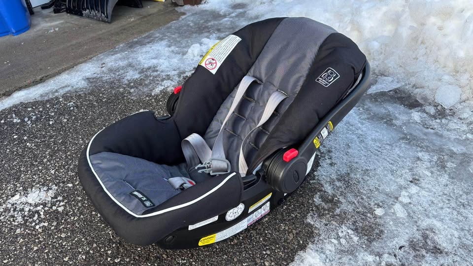 Graco SnugRide Click Connect 35 Infant Car Seat - Black/Gray - photo 4