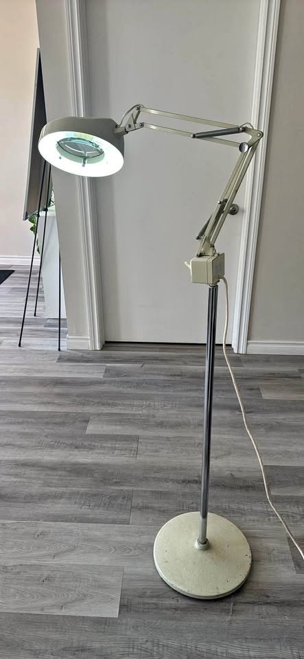 Adjustable Magnifier Floor Lamp with Light