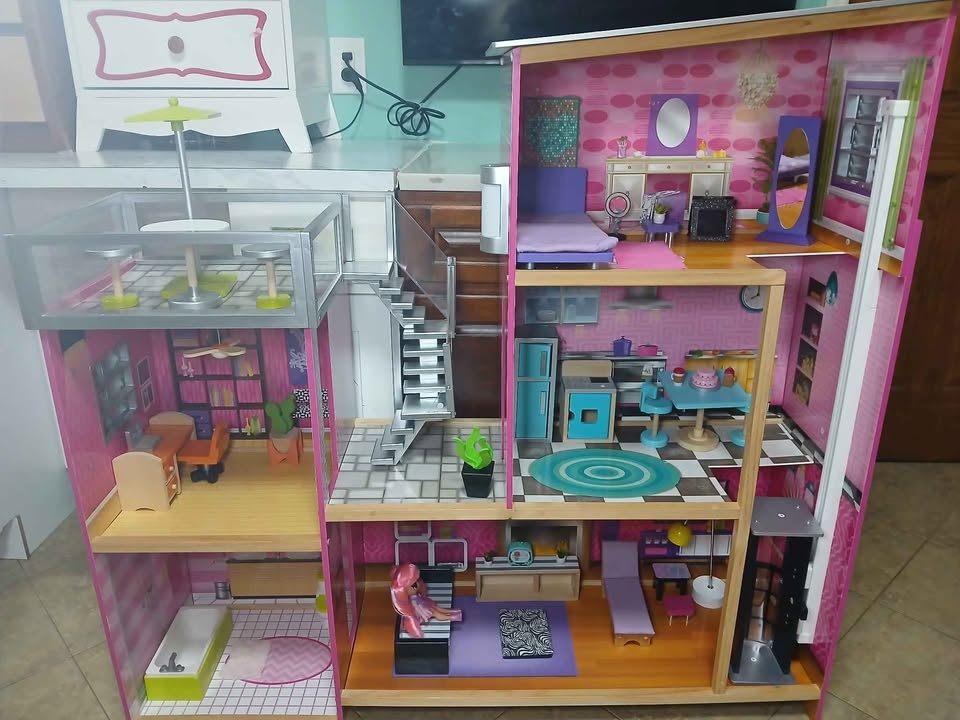 Large Dollhouse with Furniture - photo 2
