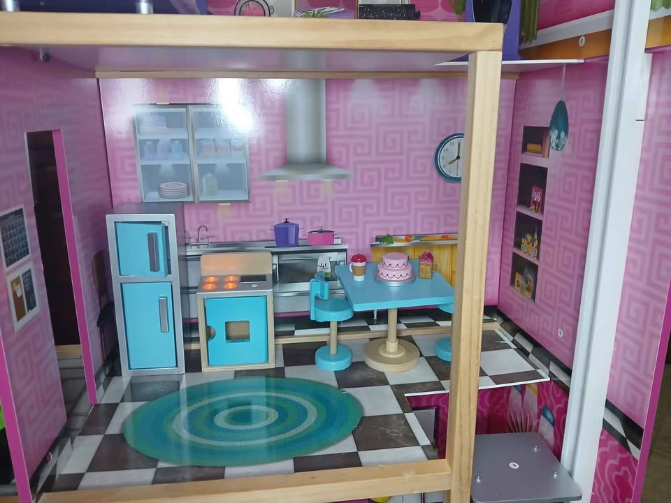 Large Dollhouse with Furniture - photo 3