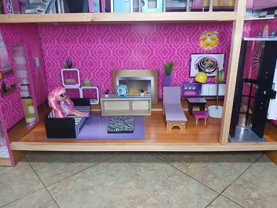 Large Dollhouse with Furniture - photo 4