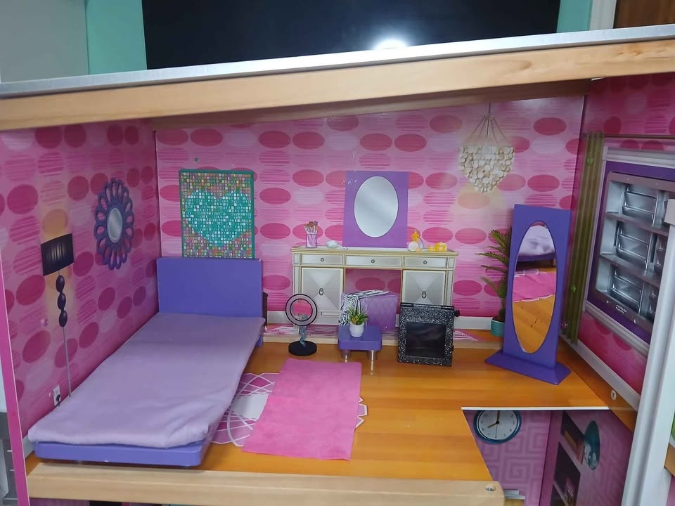 Large Dollhouse with Furniture - photo 5