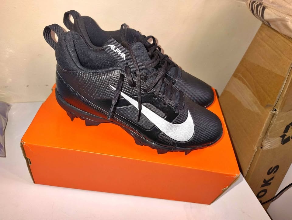 Like new Nike Alpha Menace 4 Shark Football Cleats - Size 8.5