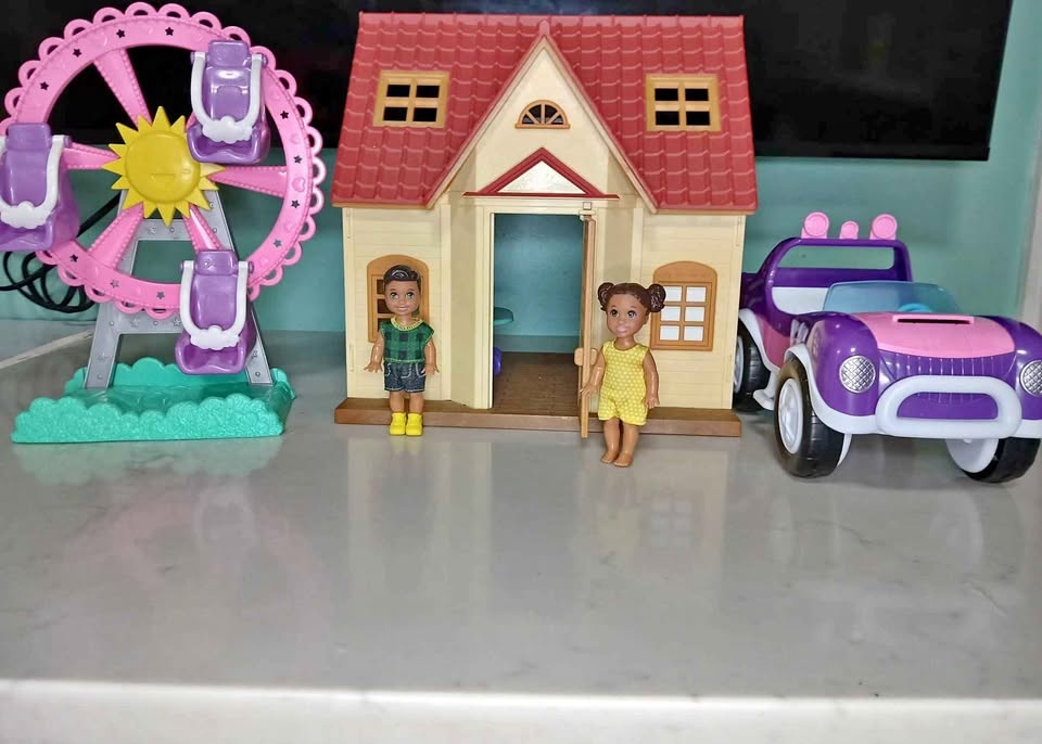 Dollhouse, Ferris Wheel, Car, 2 Dolls