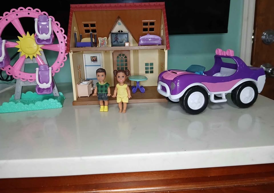 Dollhouse, Ferris Wheel, Car, 2 Dolls - photo 2